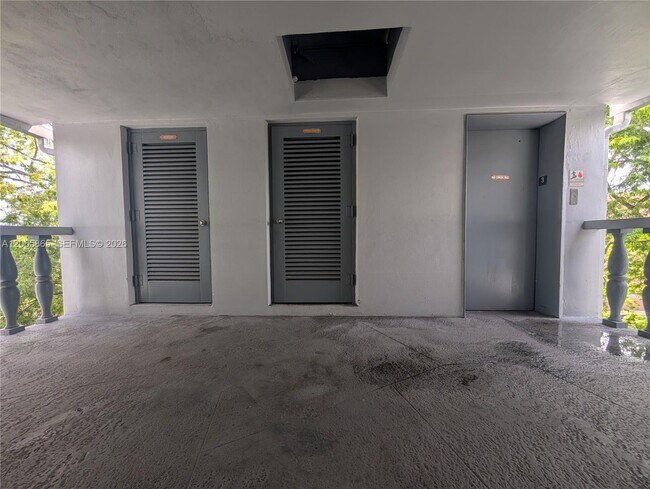 Building Photo - 900 Tallwood Ave