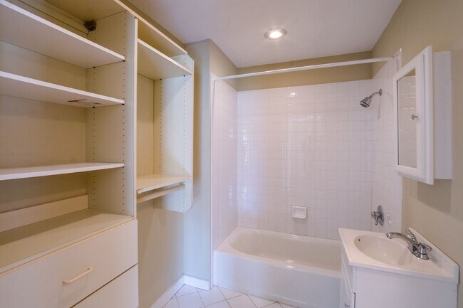 Building Photo - Beautiful Three Bedroom in Washington Square West