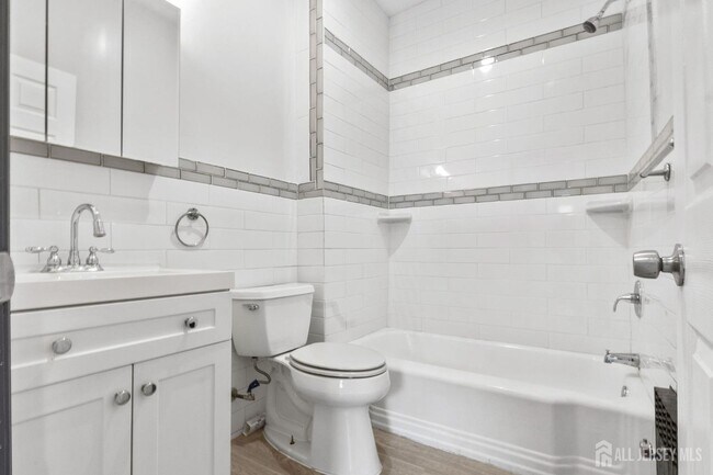 Building Photo - 211 N 13th St