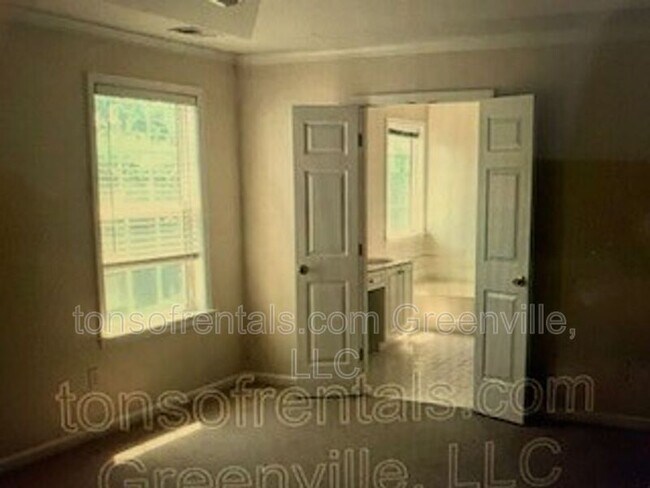 Building Photo - 5 Lake Valley Ct