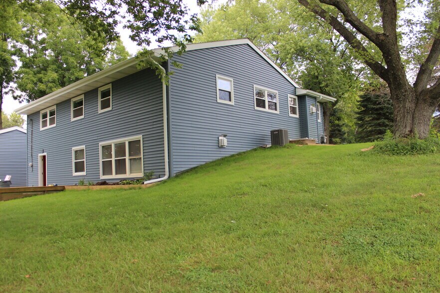 Building Photo - N60W15751 Hawthorne Dr