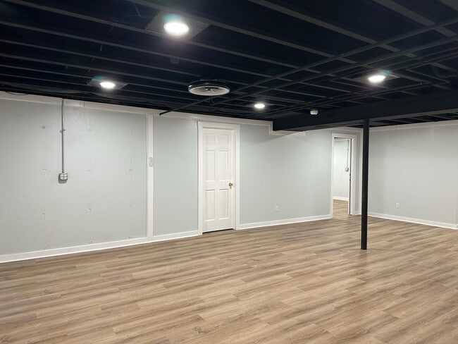 Building Photo - 460 Fox Ln