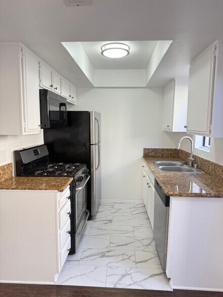 Kitchen - 558 Evergreen St