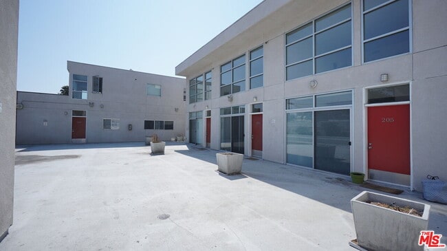 Building Photo - 922 W 23rd St