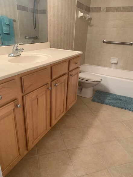 Bathroom - 6100 Gulfport Blvd S