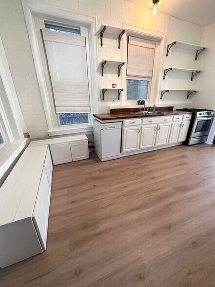 Kitchen with portable dishwasher - 1047 N California Ave