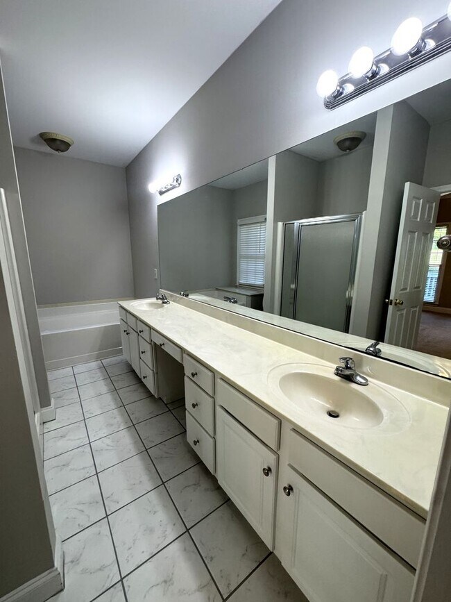 Building Photo - Great 3br House (plus Bonus Room) in East Athens!