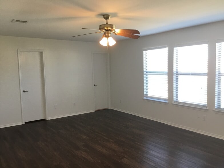 Building Photo - 6202 Roseborough Dr