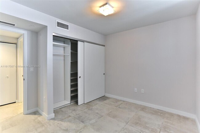Building Photo - 9821 E Bay Harbor Dr
