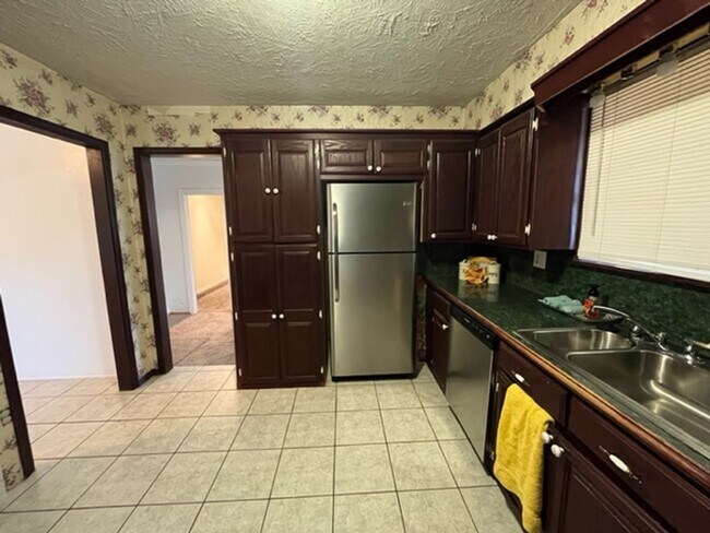 Building Photo - 107 NE 6th St