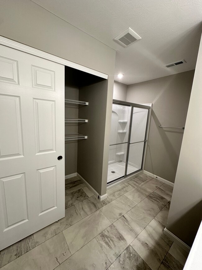 Building Photo - 3400 Fieldview Dr