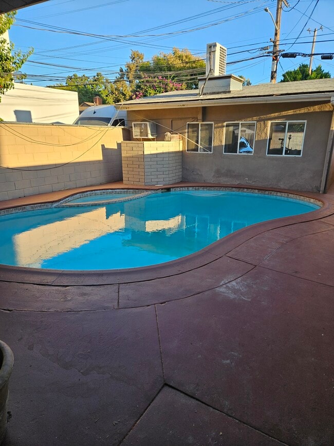 Building Photo - 4110 W Burbank Blvd