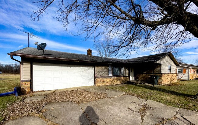 Building Photo - Attached garage