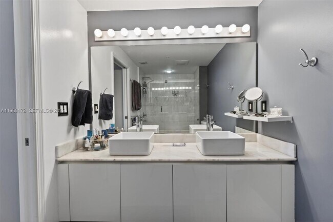 Building Photo - 601 NE 36th St