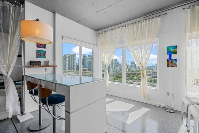 Building Photo - 10 SW South River Dr