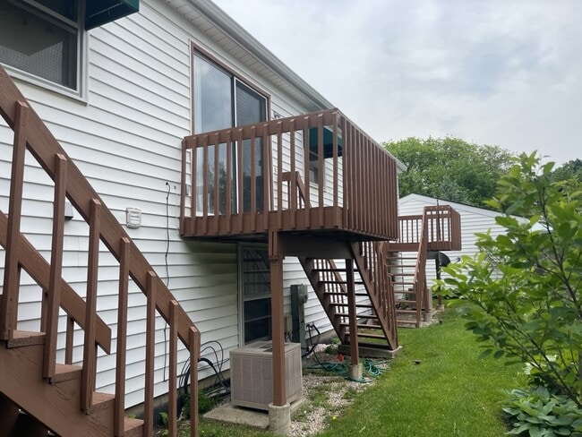 Building Photo - 350 College St