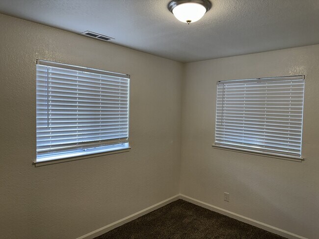 Building Photo - Riverbank 3 Bedroom 2 Bath Fourplex with Garage