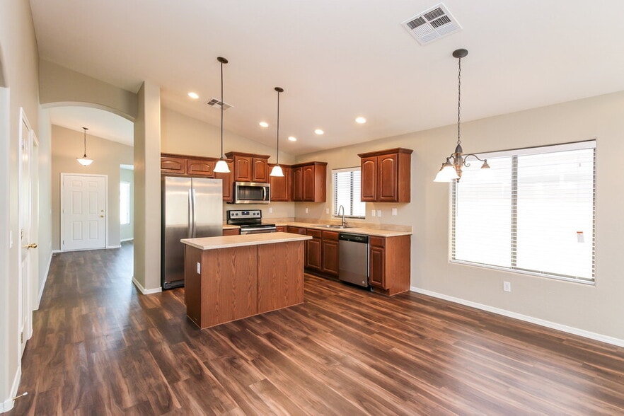 Building Photo - 3275 W Sunshine Butte Dr