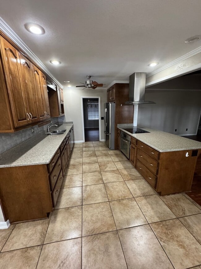 Building Photo - Incredible 4 Bed / 2 Bath updated Home, Available Now!