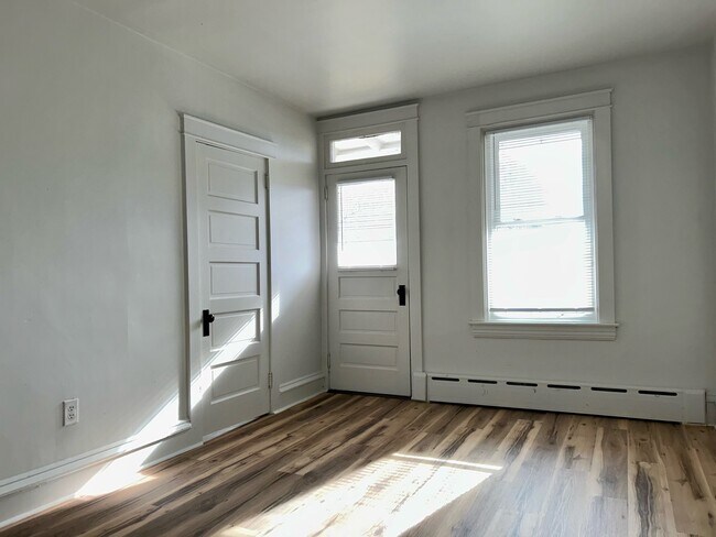 Building Photo - 19 E 3rd St