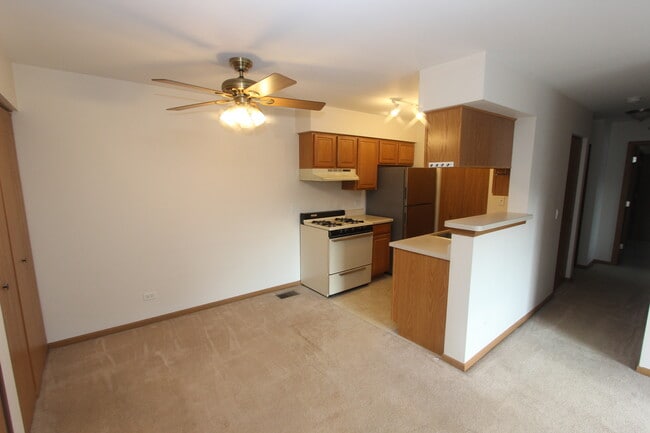 Building Photo - 727 Elm Ln
