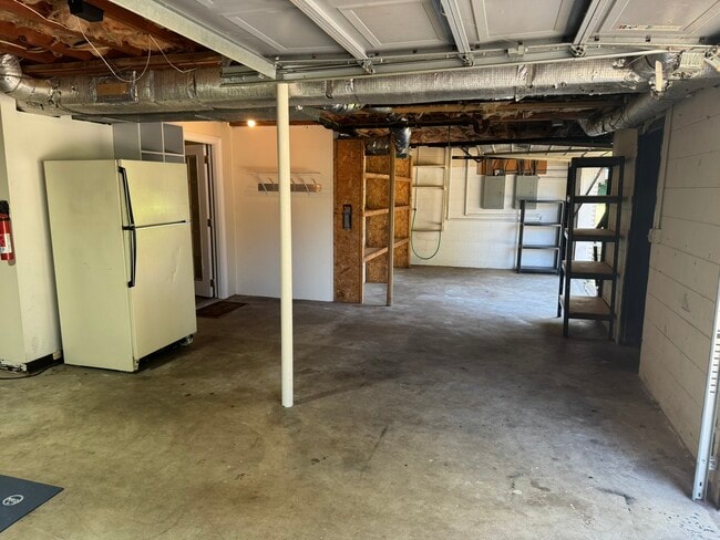 Building Photo - 9019 Meadowlawn Dr