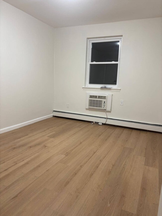 Building Photo - 1233 E 69th St