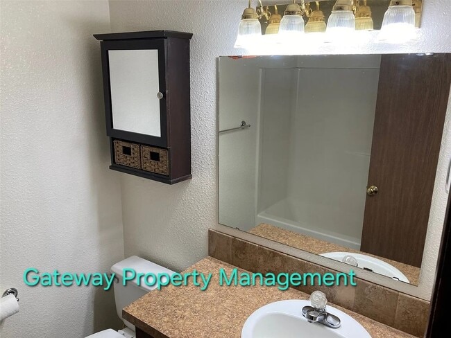 Building Photo - 2 bedroom Townhouse outside Shelton