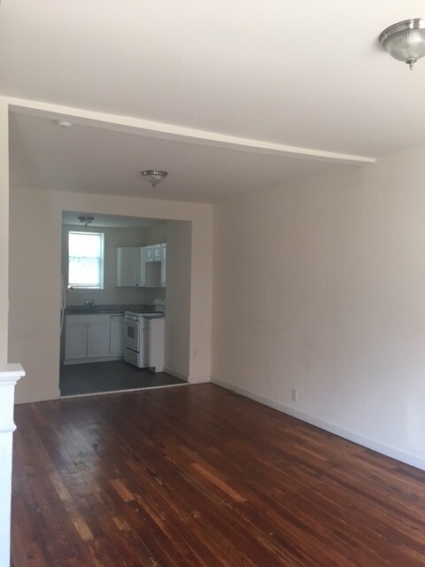 Building Photo - 2 BED 1 BATH house in South Philly!