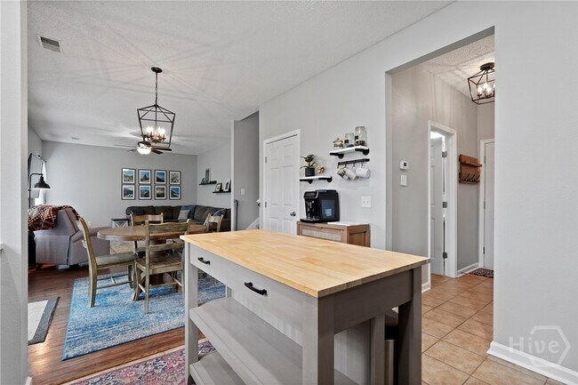 Building Photo - 25 Evergreen Oak Dr