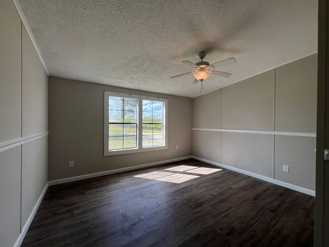 Building Photo - 253 Chicken Ln