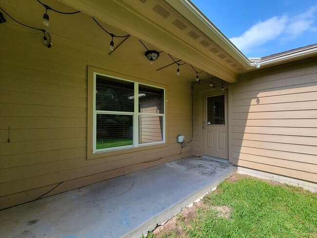 Building Photo - BEAUTIFUL LARGE 1 STORY 3 BEDROOM 2 BATH H...