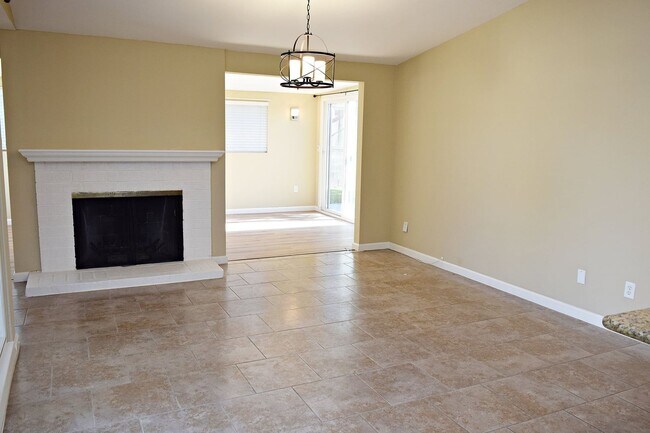 Building Photo - 3BR 2BA San Carlos Home - Vinyl Flooring, ...