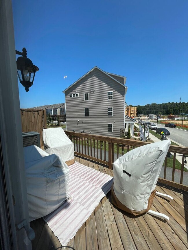 Building Photo - Huntington Pointe