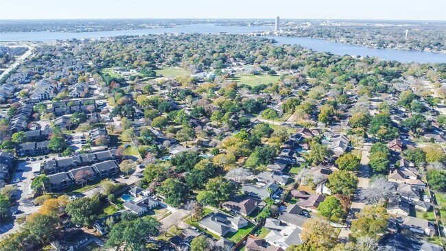 Building Photo - 703 Bayview Dr