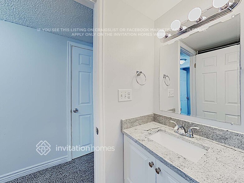 Building Photo - 4431 E 115th Pl