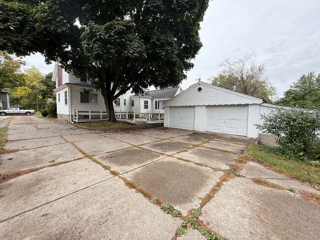 Building Photo - NEW REMODELED- 2 bedroom duplex