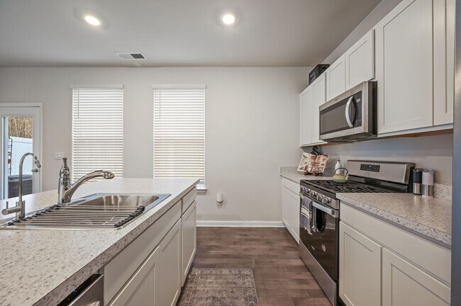 Building Photo - 193 Currant Cir