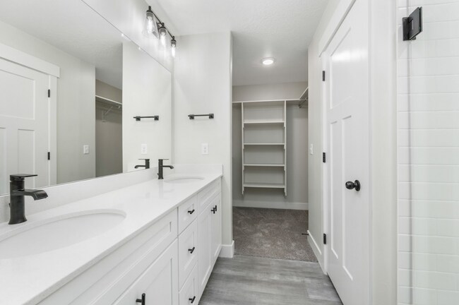 Building Photo - Pet-Friendly End-Unit Townhome in Lehi.