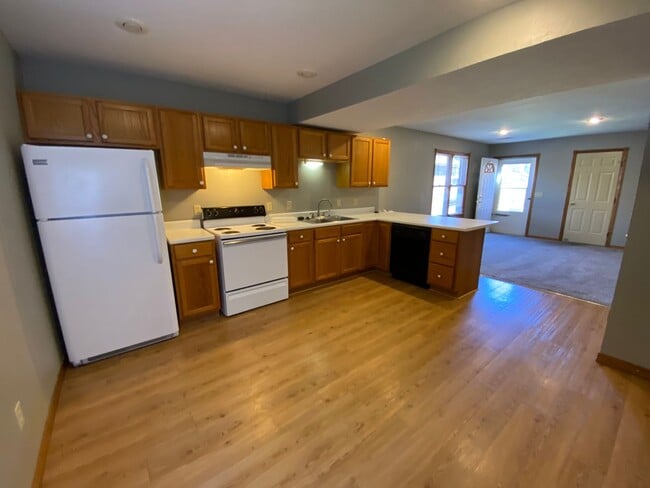 Building Photo - Great 2 bedroom 1.5 bathroom  Duplex