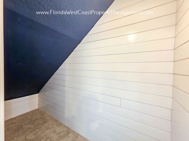 Building Photo - BRILLIANT and SPACIOUS! 4 BEDROOM/2.5 BATH PLUS LARGE BONUS-FLEX SPACE and FENCED YARD!