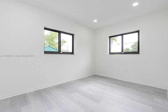 Building Photo - 511 NW 59th Ave