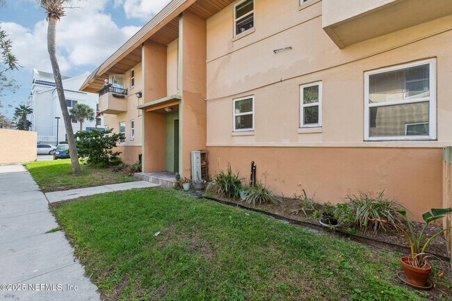 Building Photo - 226 16th St N