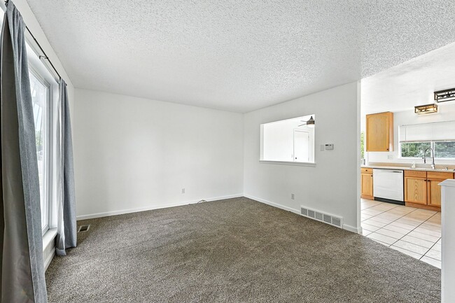 Building Photo - Spacious Tri-Level Home on Corner Lot – Av...