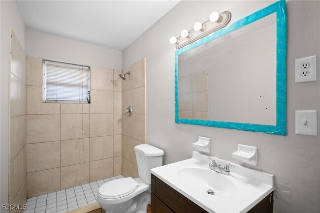 Building Photo - 1604 Oak Dr