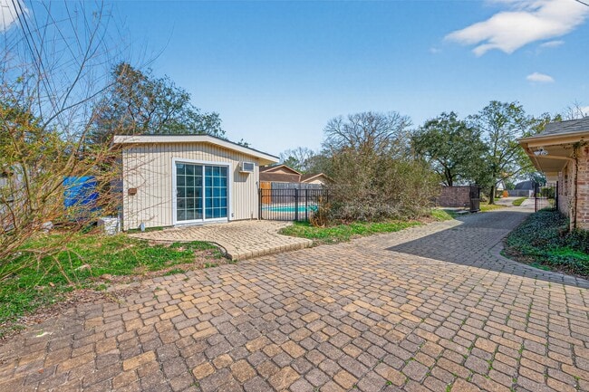 Building Photo - 1910 Claiborne Dr