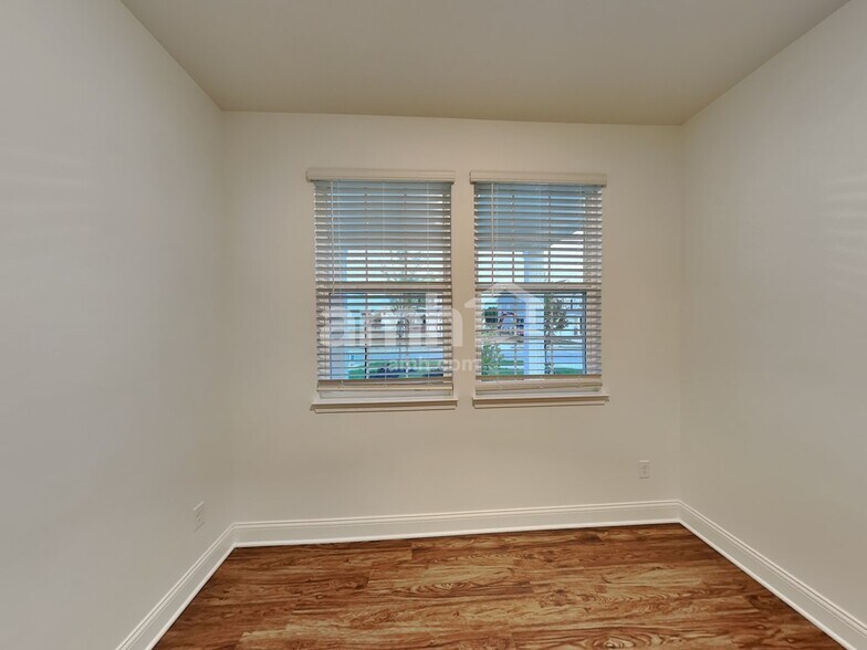 Building Photo - 1044 Castor Dr