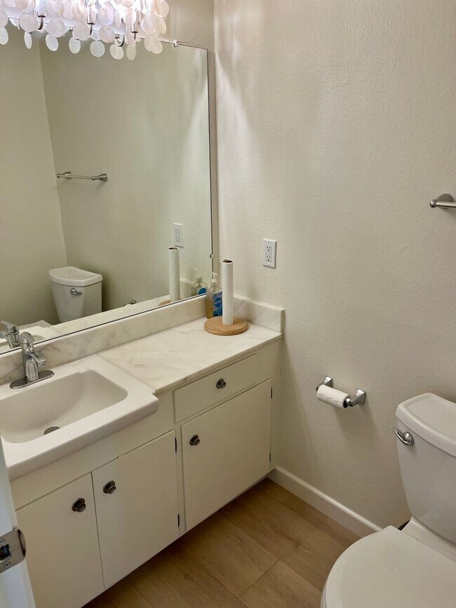 Building Photo - 4 Bedroom 2.5 Bathroom Home, Newly renovat...