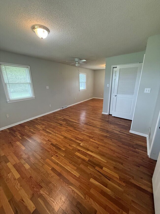 Building Photo - Charming 3-Bedroom, 3-Bathroom Farmhouse outside of Sturgeon MO - just 15 minutes from Columbia!