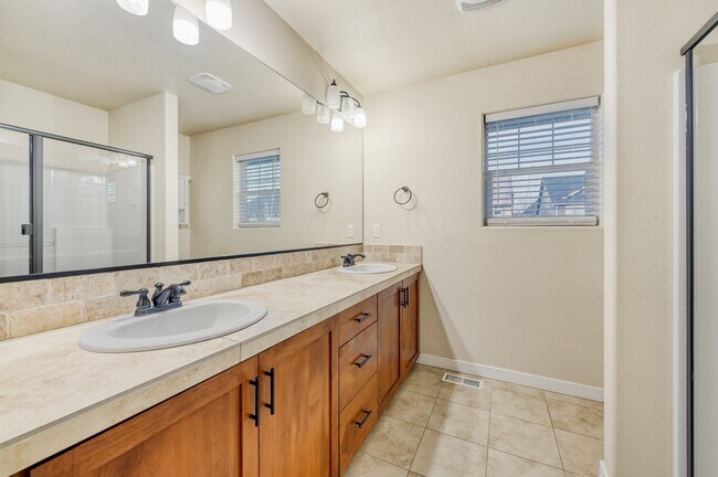 Building Photo - 590 SW 199th Ave